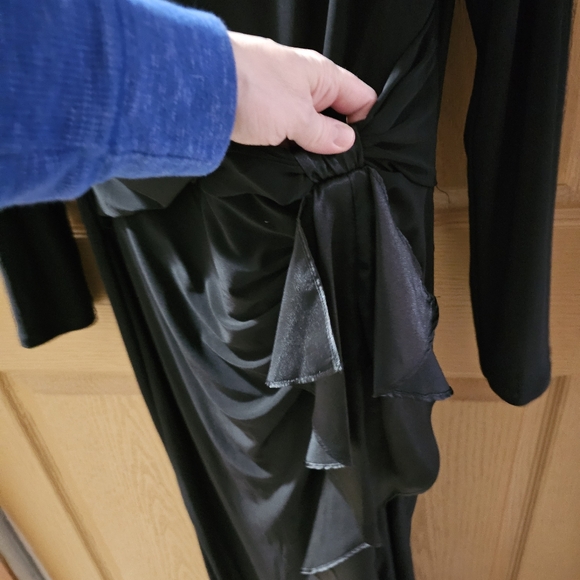 Black Evening Gown - Picture 5 of 8